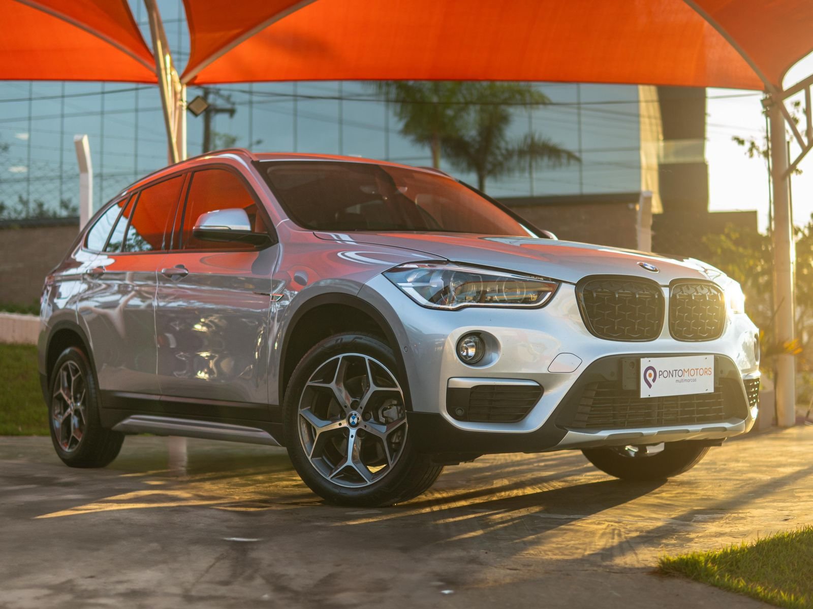 BMW x1 Sdrive com teto solar